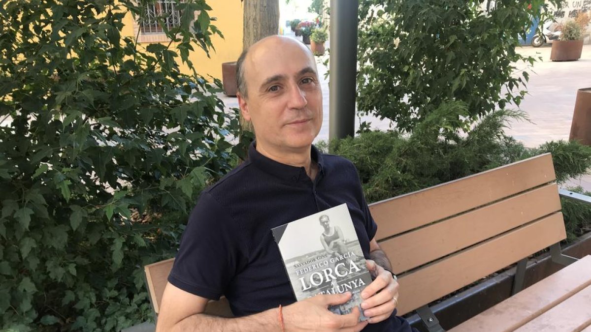 Salvador Giné con el libro sobre la huella de Lorca en Catalunya.