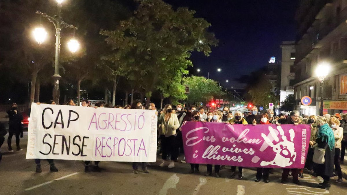 Imagen de una de las concentraciones organizadas el viernes de la semana pasada para condenar la violación de una mujer en Lleida.