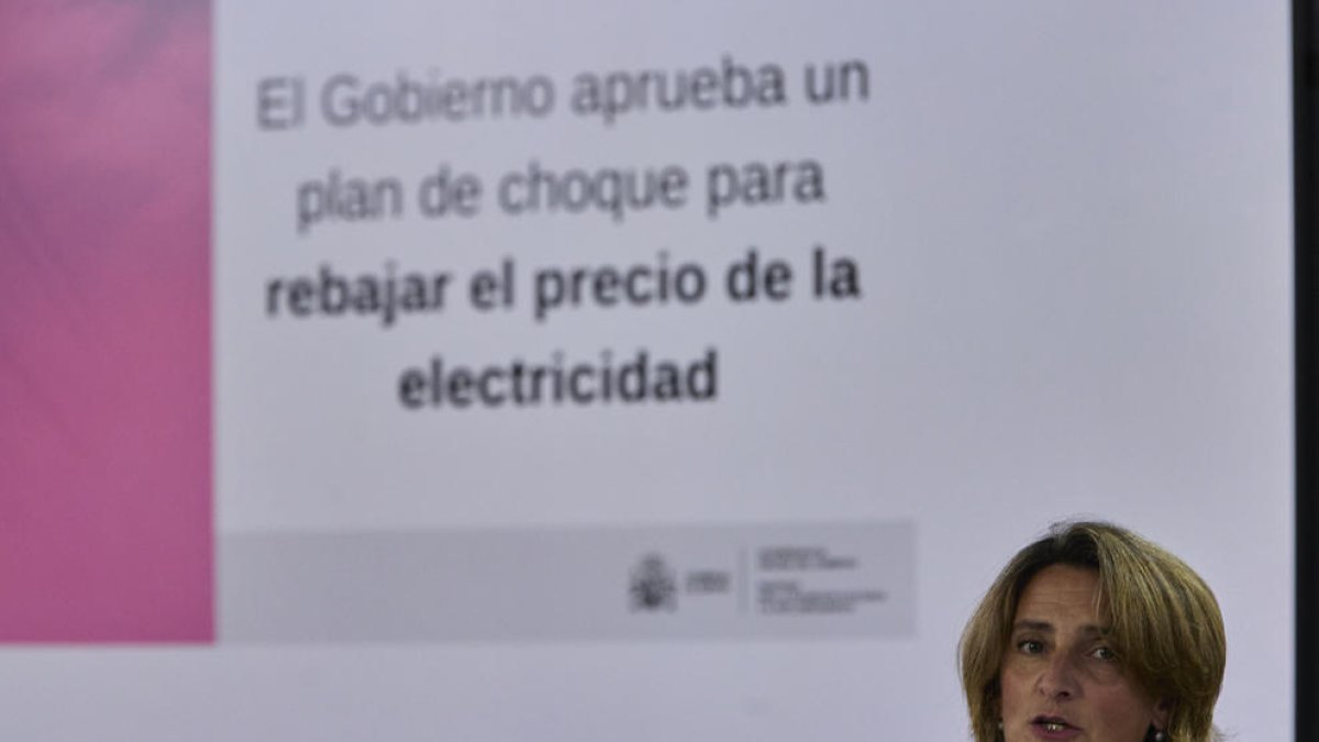 Teresa Ribera presentó las medidas para abaratar el recibo de la luz, mientras esta marcaba otro récord