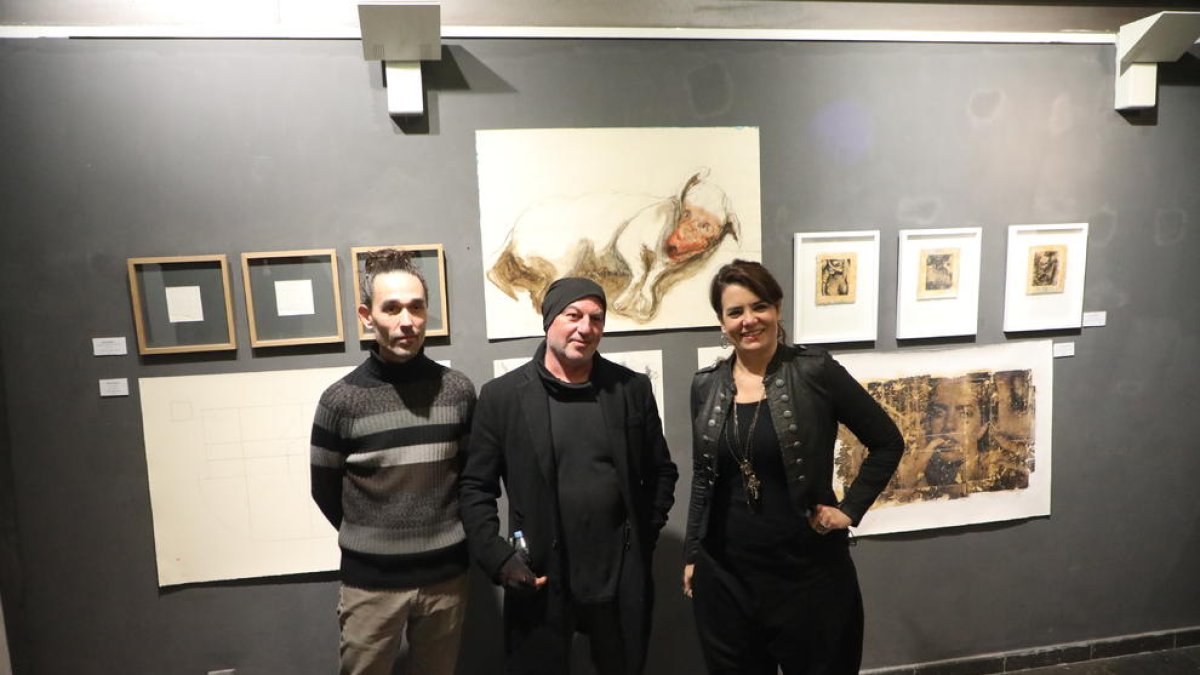 Jordi Bresolí, Gregorio Iglesias y Marta Fàbregas, ayer durante la inauguración en el Espai Cavallers.