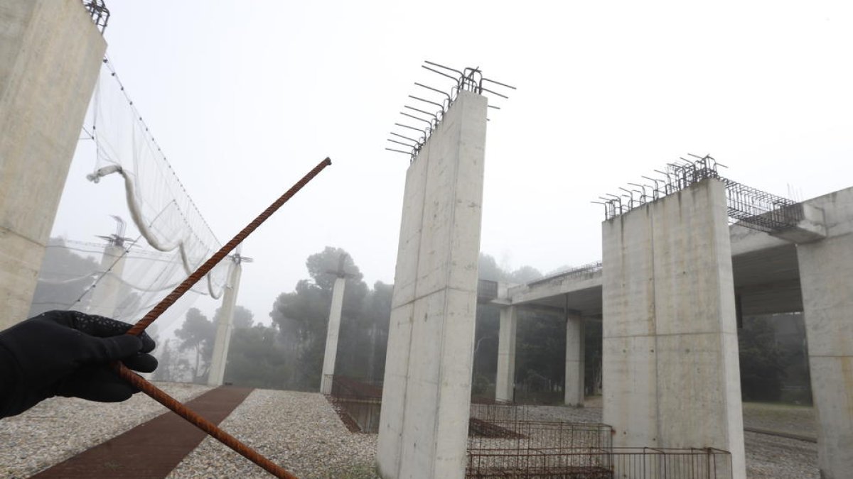 Una barra metàl·lica procedent de la part superior d’una columna.