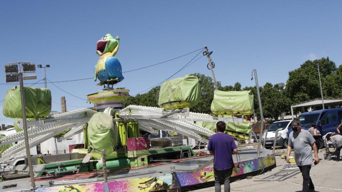 Los feriantes montando una veintena de atracciones en los Camps Elisis