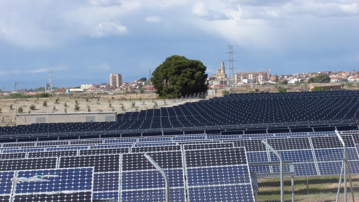 Panells solars instal·lats fa més d’una dècada a les Garrigues, amb les Borges Blanques al fons.