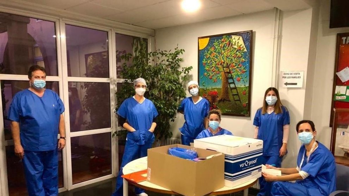 Imagen del equipo que administró las vacunas en una de las residencias de Bellpuig.