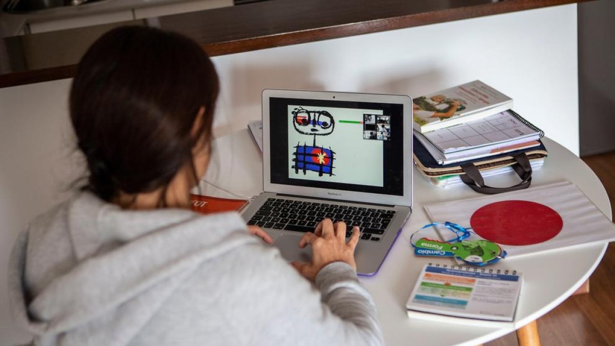 Una profesora durante una clase a través de videoconferencia, en una fotografía de archivo