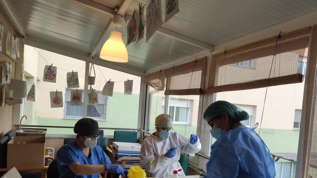 Enfermeras fueron ayer a administrar la vacuna en la residencia Ribera Del Sió de Agramunt.