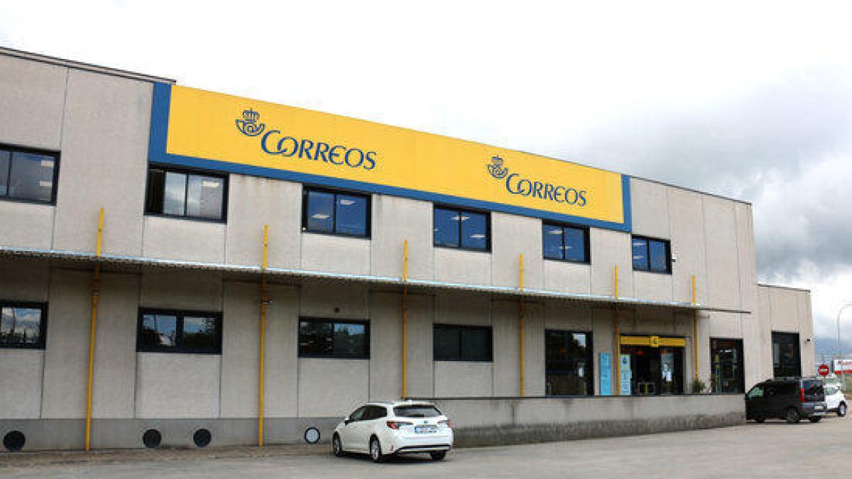 Detingut per mossegar un agent dels Mossos i intentar agredir un treballador de Correus a Sabadell