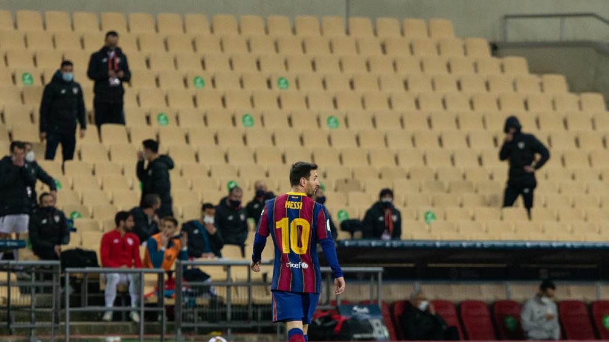Messi abandona el terreno de juego tras su expulsión el domingo.