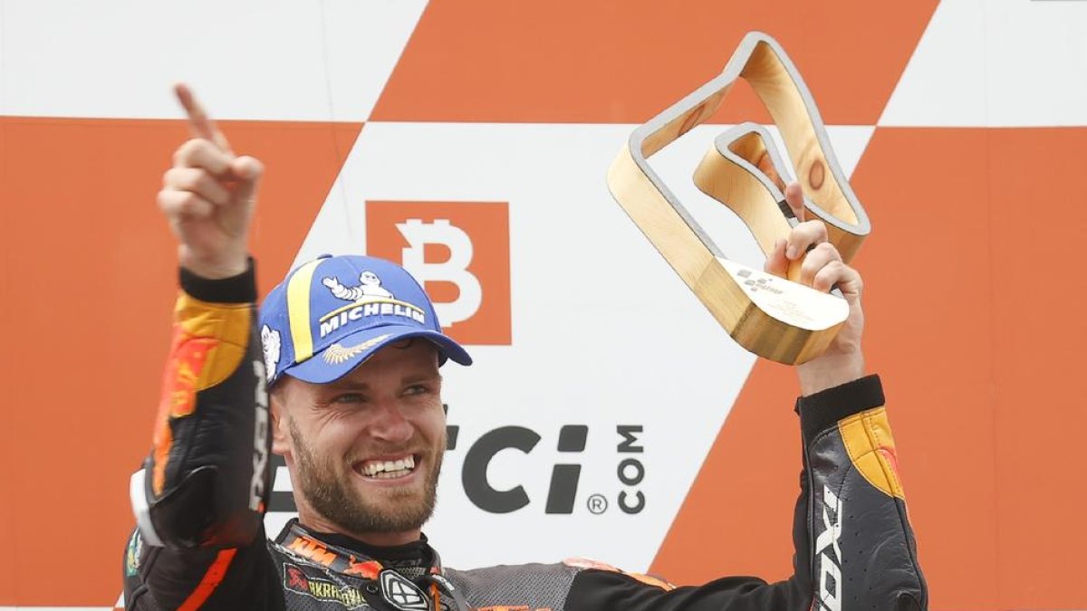 El sudafricano Brad Binder celebra su victoria en el Gran Premio de Austria.