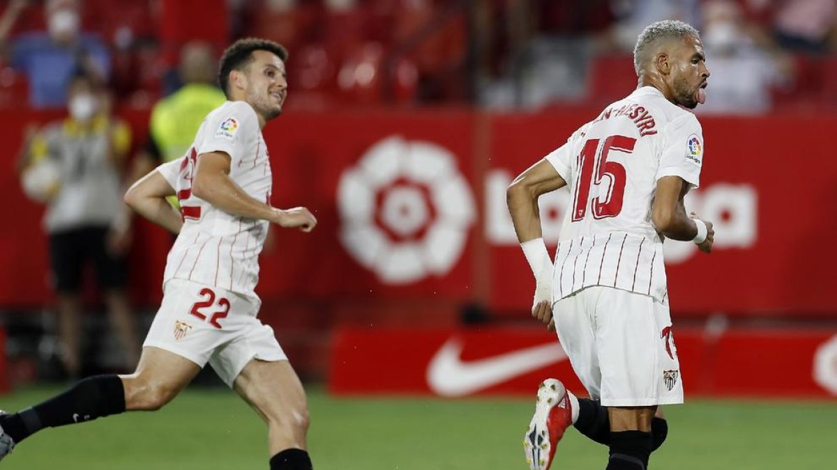 En-Nesyri celebra el primer gol del Sevilla, que va marcar ell al transformar un penal.