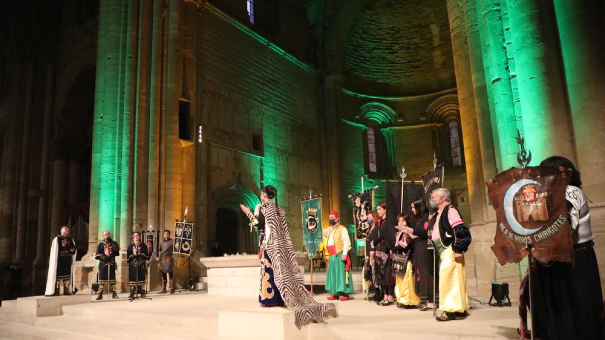 La representació de l’ambaixada infantil de l’Olleria, ahir a la tarda a la nau central de la Seu Vella, acte que va reunir nombrós públic.