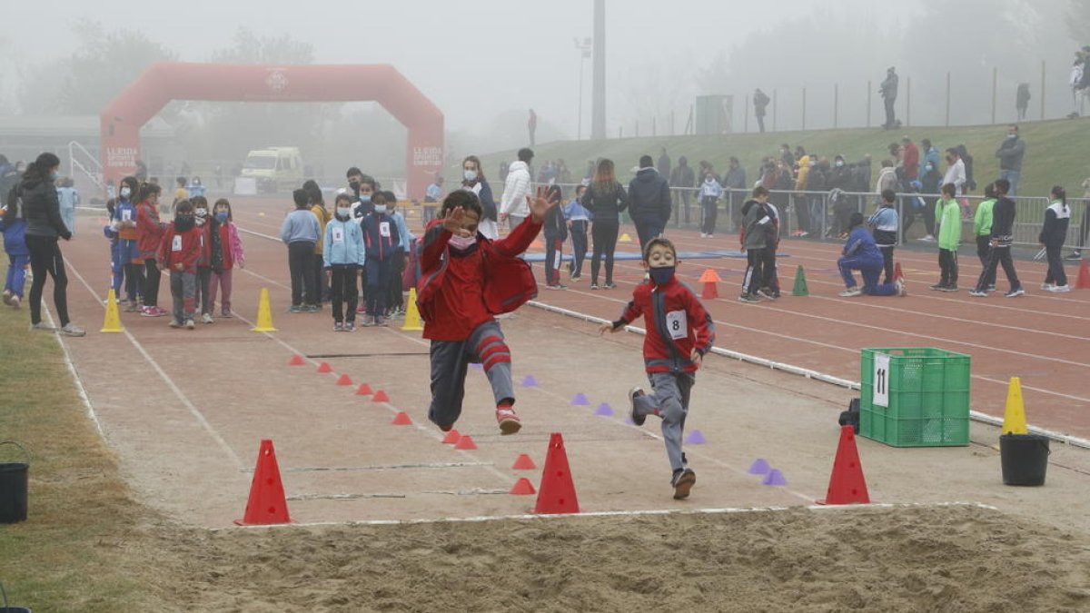 Los niños se iniciaron en pruebas atléticas como el salto de longitud.