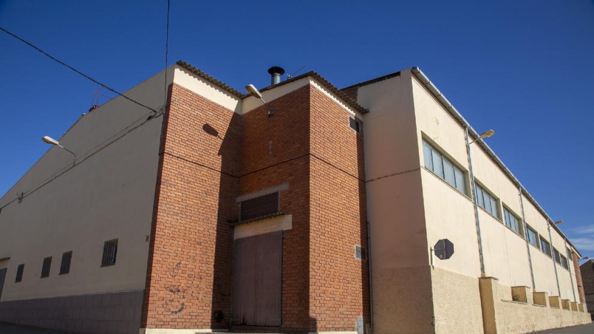 Vista general de la part exterior del poliesportiu.