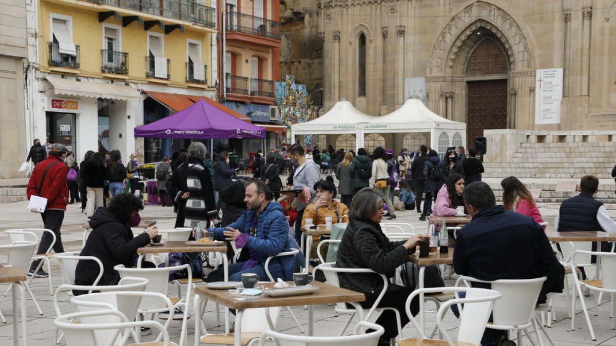 Diversos clients a la terrassa d’un bar de la plaça Sant Joan de Lleida cap a les 12.00 hores.