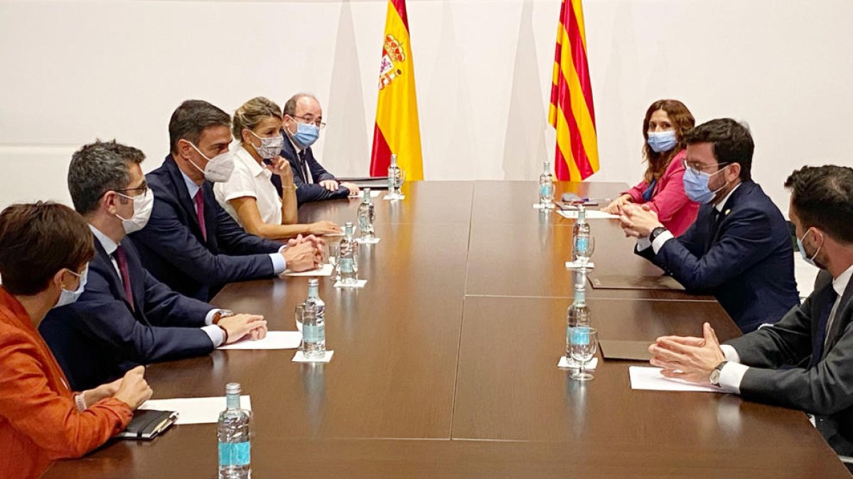 Las delegaciones de los gobiernos de Catalunya y del Estado se han reunido en la Sala Torres Garcia del Palau, una vez acabada la reunión entre los presidentes.