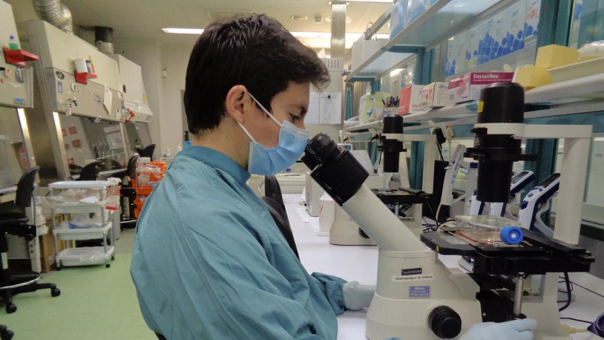 Edwards Pradenas, investigador pre-doctoral a IrsiCaixa i co-autor de l'estudi.