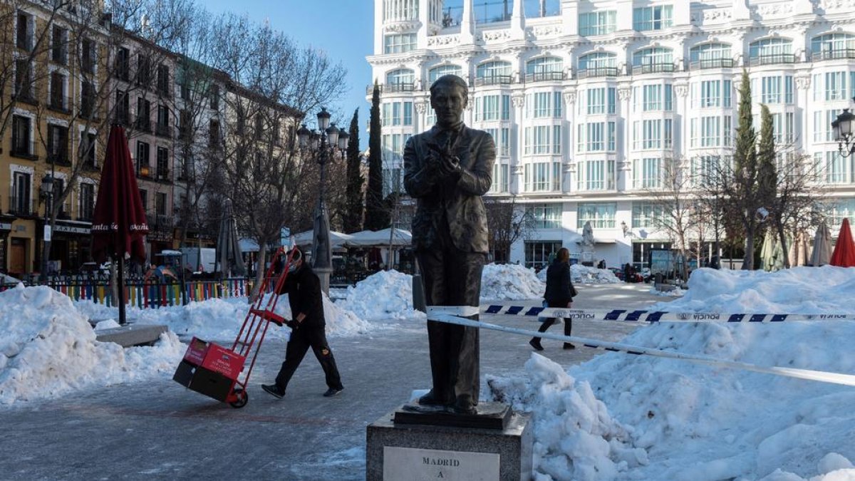 Muchas calles de Madrid siguen repletas de nieve y hielo.