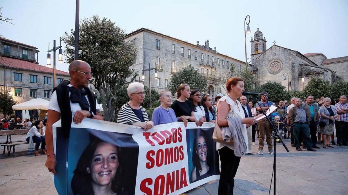 Concentració a la Plaza de la Herrería de Pontevedra en record de Sonia Iglesias.