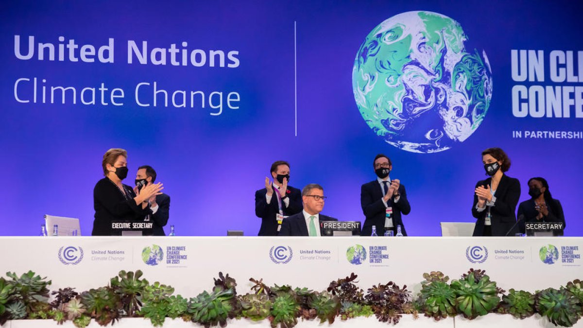 El president de la Cimera, el britànic Alok Sharma, aplaudit després de presentar l’acord assolit a Glasgow.