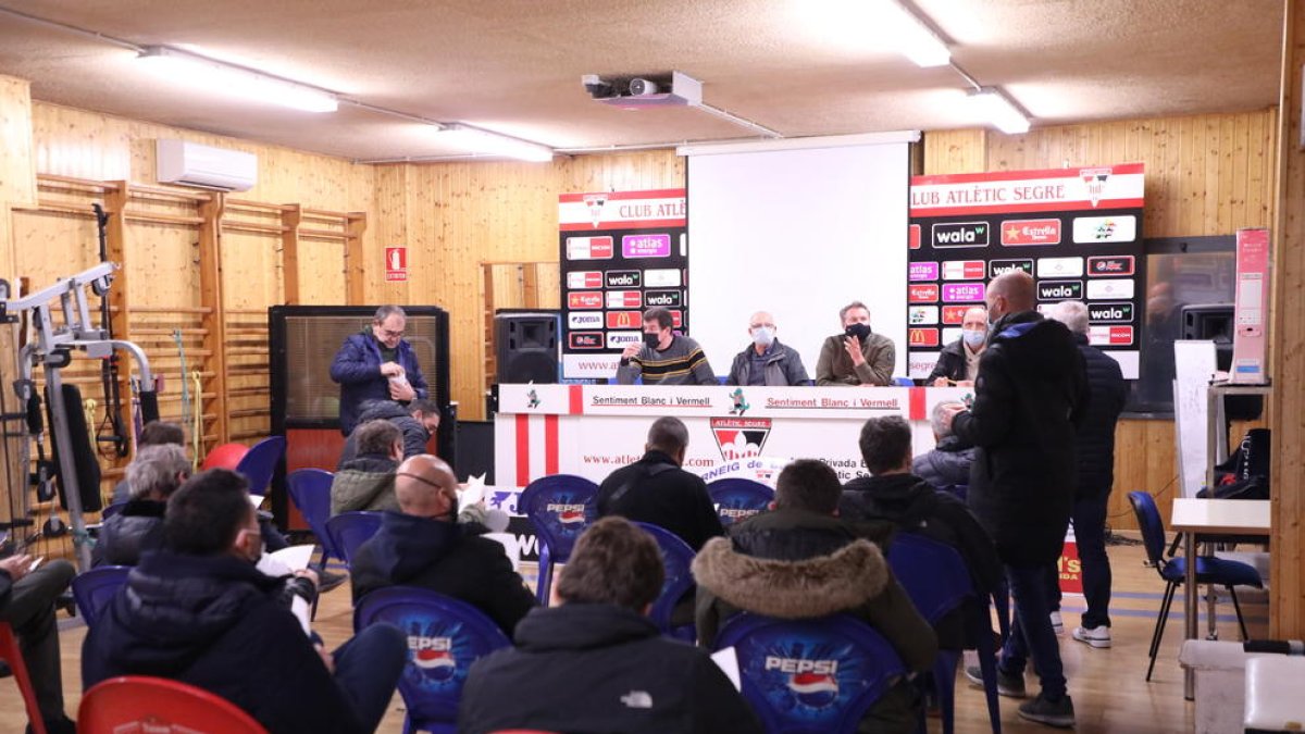 Una trentena de socis van assistir ahir a l’assemblea al camp Ramon Farrús de Cappont.