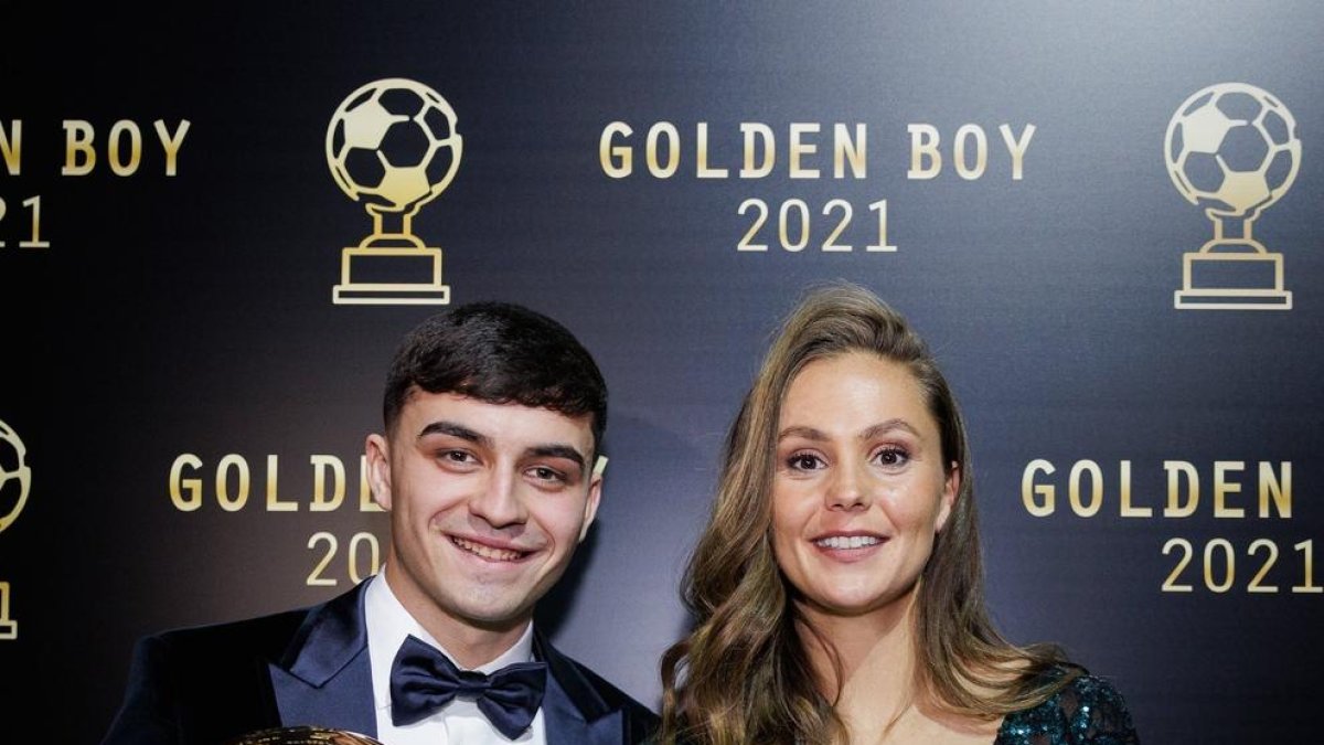 Pedri i Lieke Martens, ahir amb els trofeus.