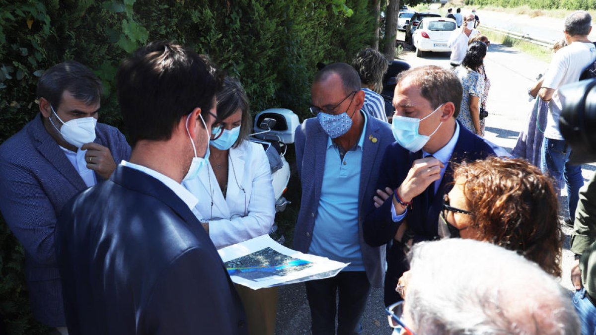 María Dolores Pascual i autoritats i tècnics, mirant in situ el projecte contra avingudes.