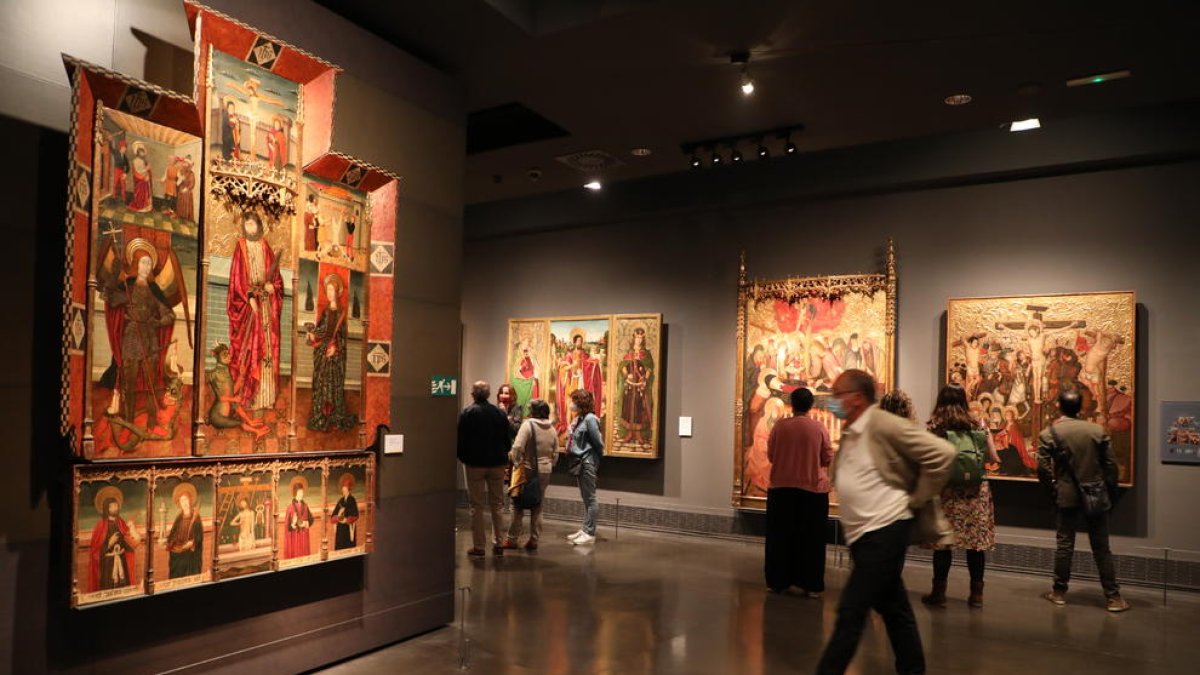 Els primers assistents al museu van poder admirar les obres cedides, com el ‘Retaule de Sant Bartomeu’, cedida per Tatxo Benet.