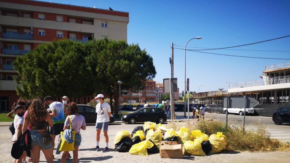 Voluntarios que participaron en la actividad y la basura recogida.