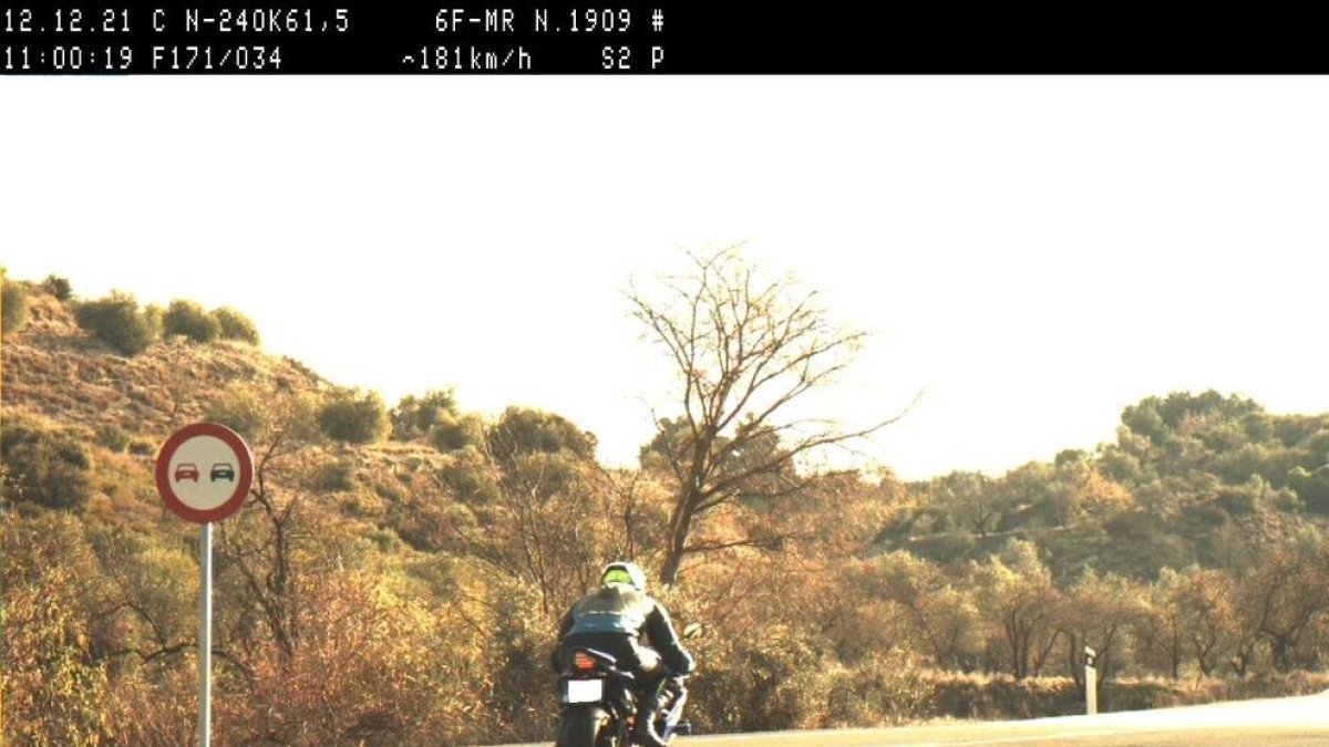 Moment en què el radar va caçar una moto a 181 km/h.