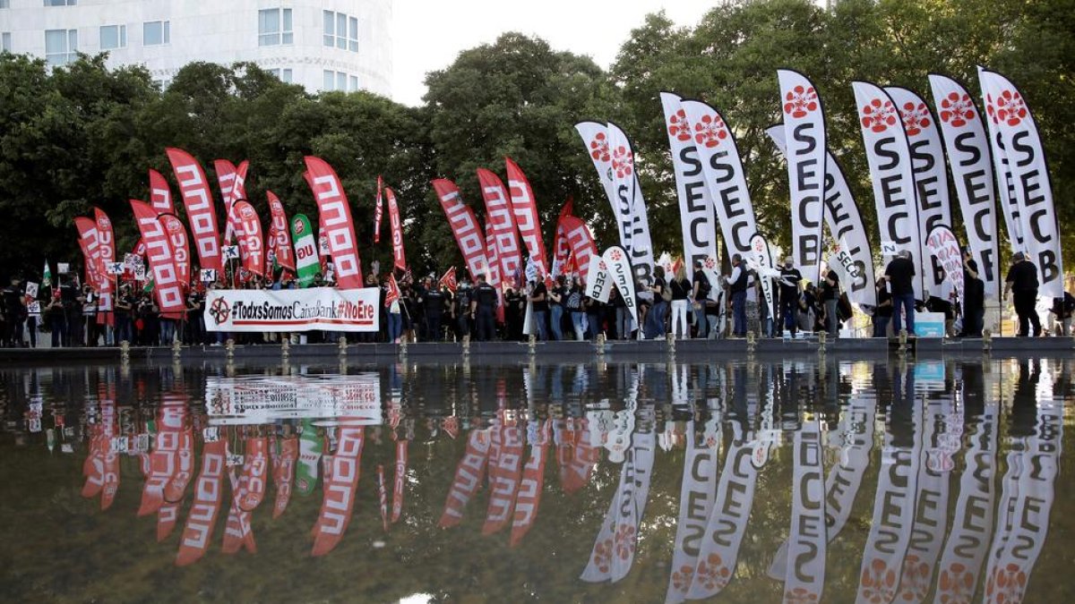 Protesta sindical a València, durant la junta de CaixaBank.