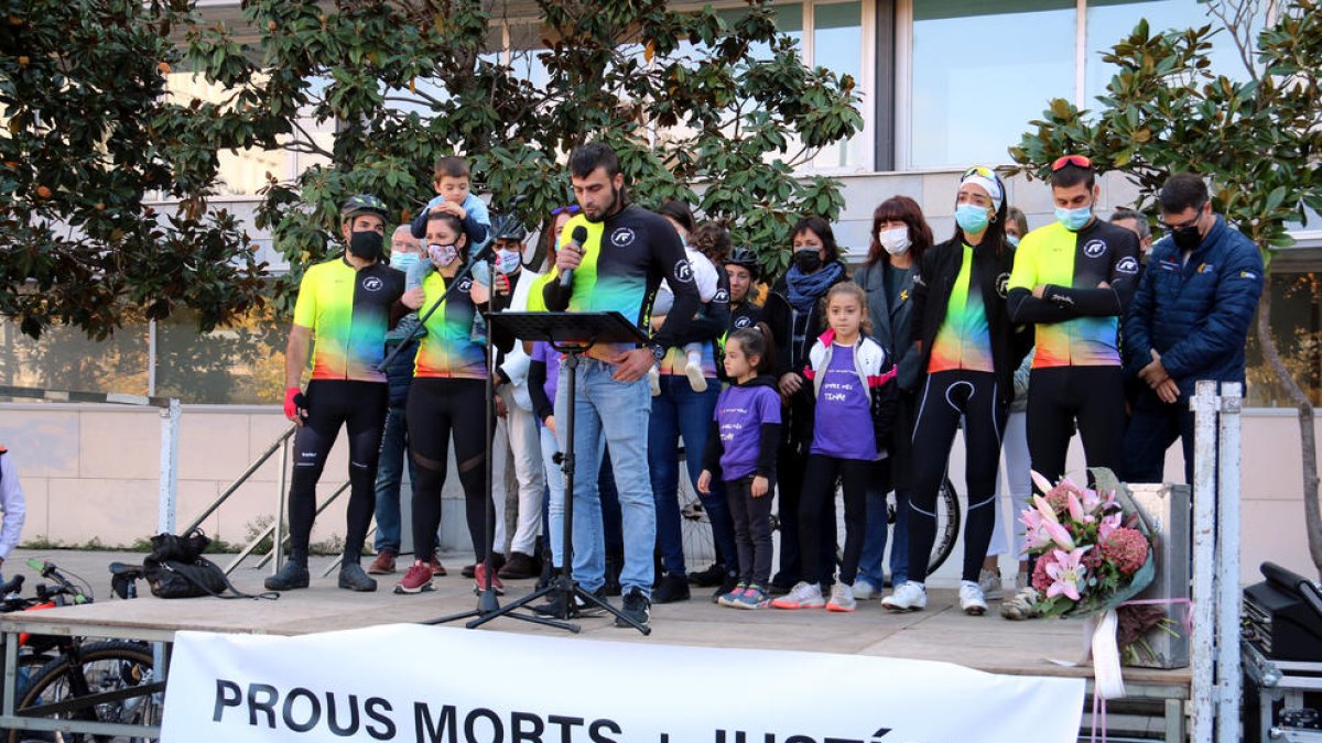 Un millar de personas despiden a la ciclista de Girona atropellada por un conductor bebido y reclaman justicia