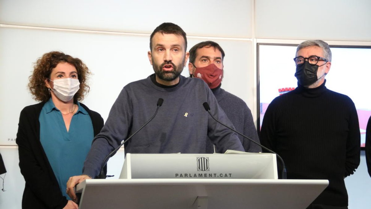 El diputat de la CUP i secretari tercer de la Mesa, Pau Juvillà, en roda de premsa acompanyat de diputats del seu grup.