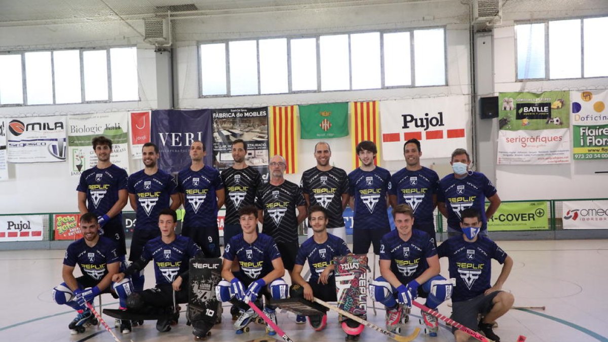 La plantilla y cuerpo técnico del Lleida Llista, ayer en el pabellón de Bell-lloc, donde jugarán por segunda temporada.