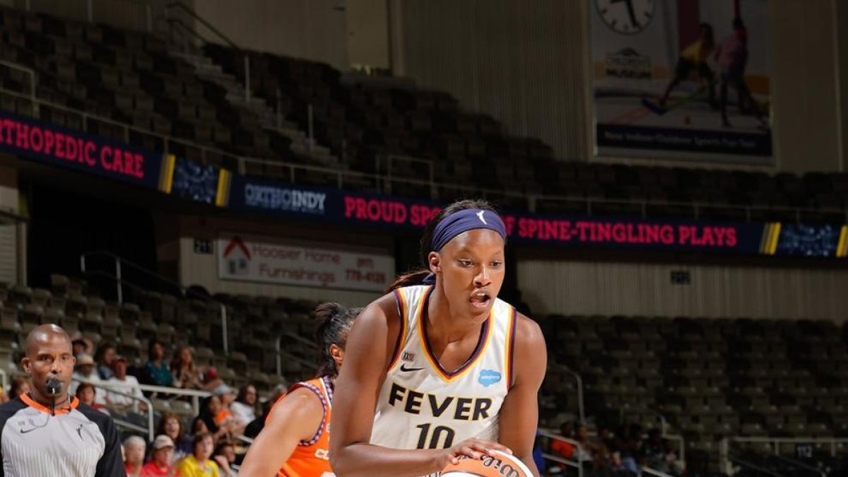 Chelsey Perry, durant un partit amb les Indiana Fever.