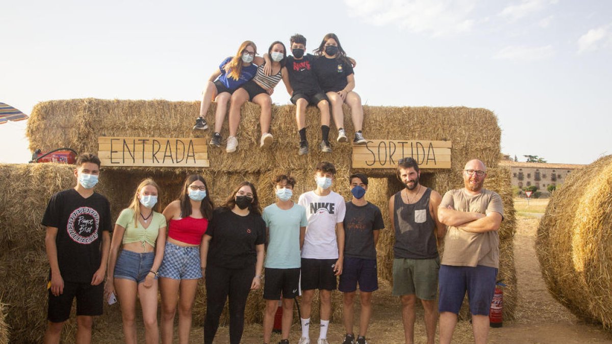 Impulsores y organizadores del nuevo laberinto de paja puesto en marcha este mes de agosto en Sant Ramon.