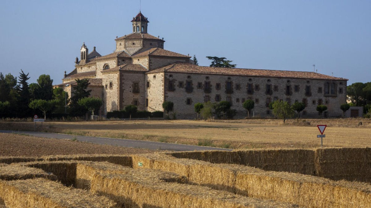 Impulsors i organitzadors del nou laberint de palla posat en marxa aquest mes d’agost a Sant Ramon.