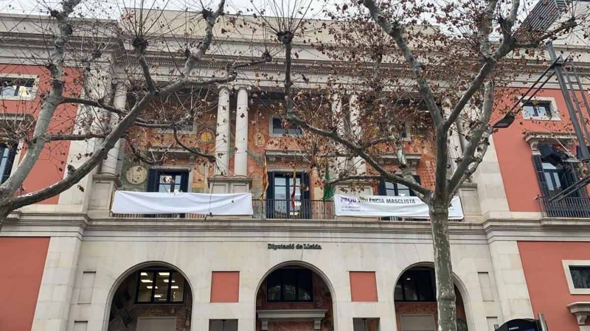 La lona blanca que cobreix la pancarta en suport als presos independentistes al balcó de la Diputació de Lleida.