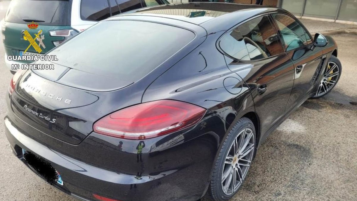 Detinguda a la Jonquera amb un porsche robat