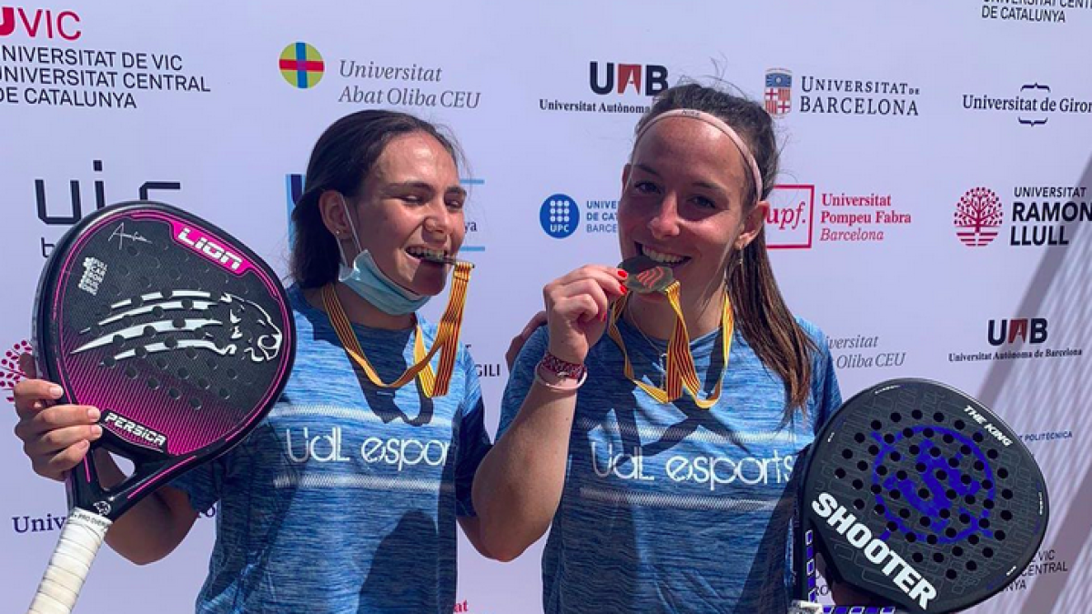 Les dos jugadores, posant amb la medalla d’or.