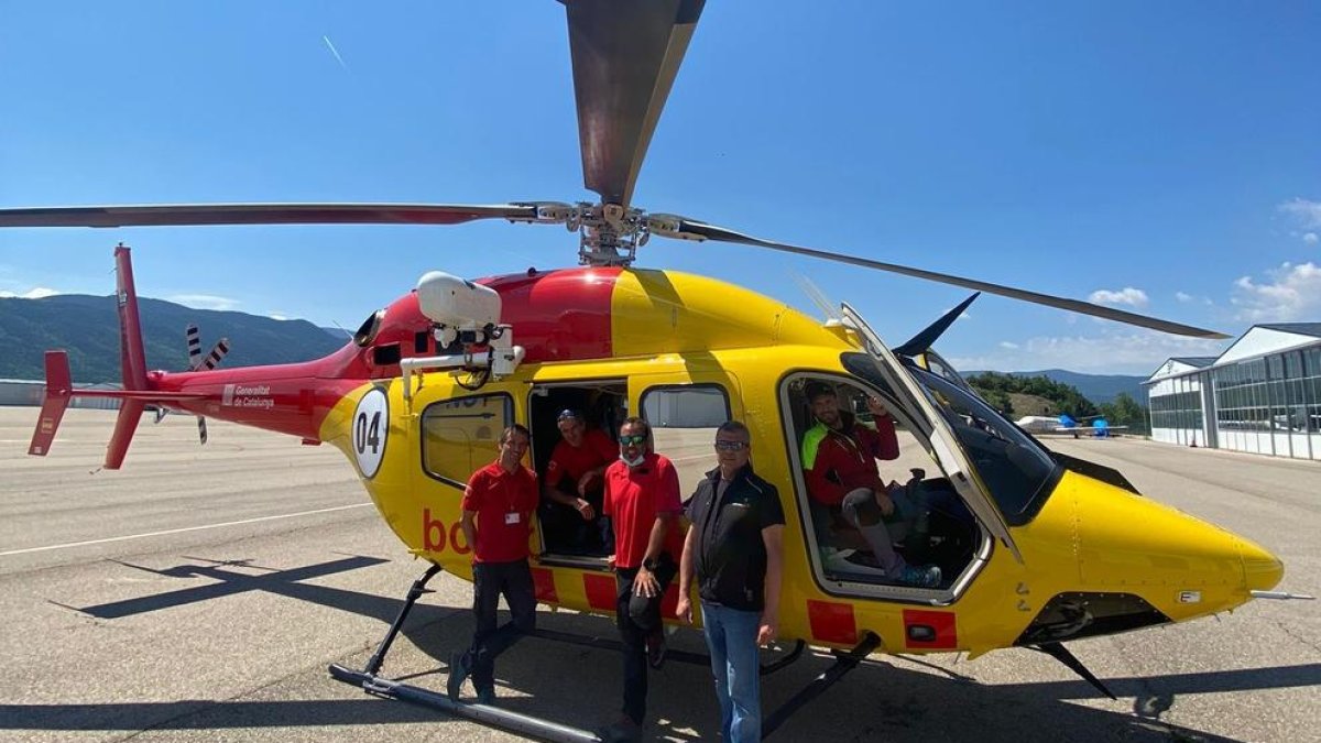 La empresa Helitrans Pyrinees gestiona los vuelos de la base GRAE en La Seu y lleva a cabo los rescates con un helicóptero Bell 429.