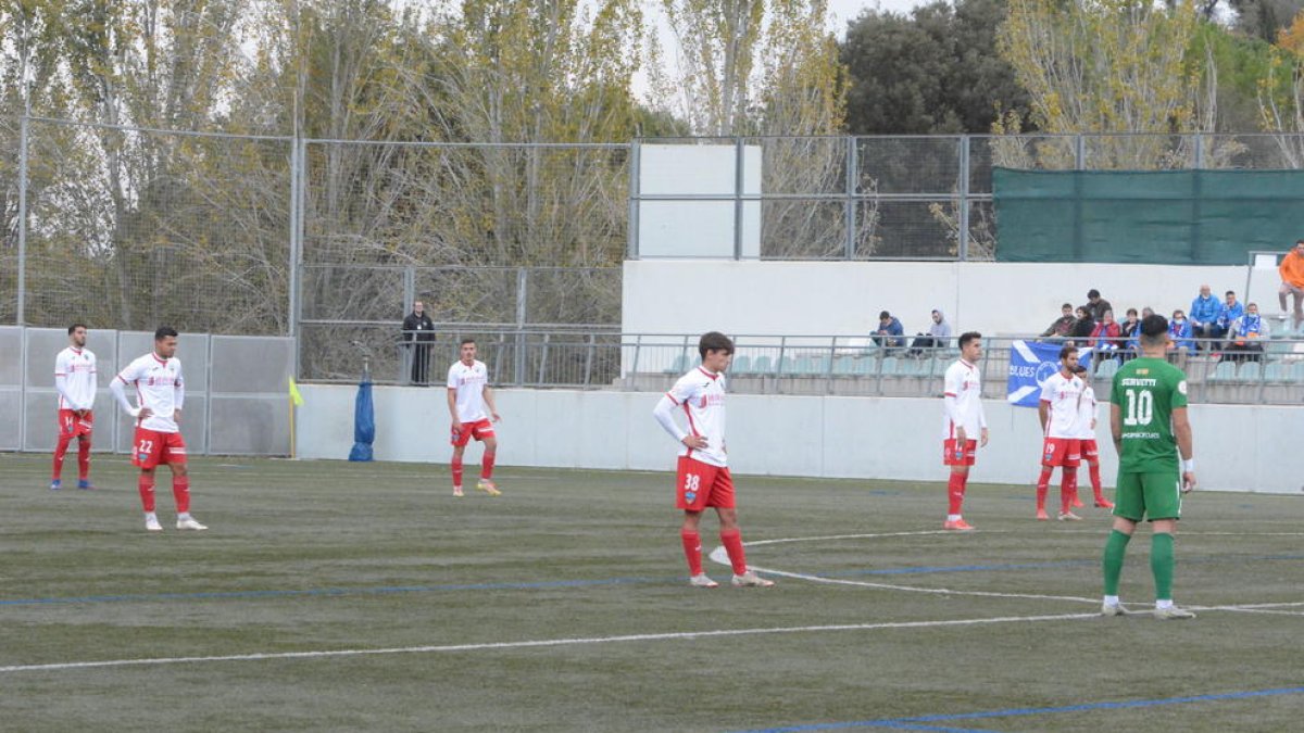 Els jugadors del Lleida, capbaixos, després d’encaixar un dels gols.