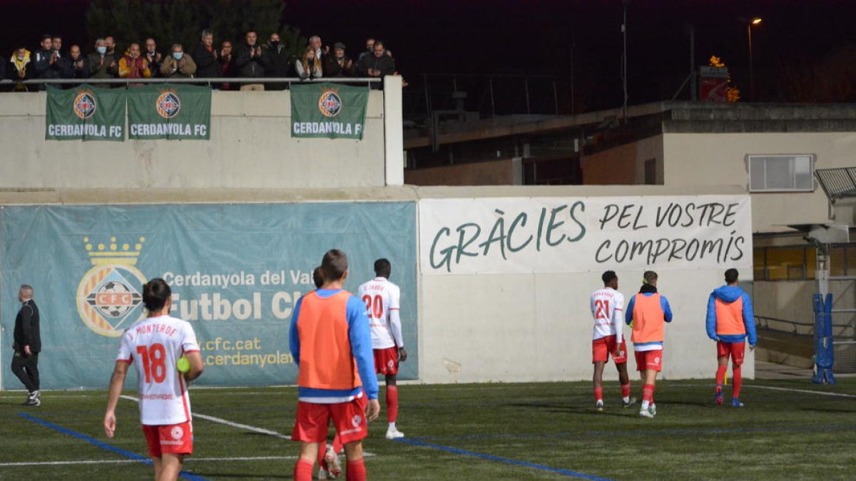 Els jugadors del Lleida, capbaixos, després d’encaixar un dels gols.