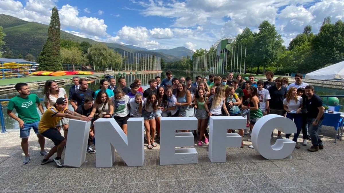 Els estudiants van posar durant l’acte d’inauguració del curs al Parc del Segre.