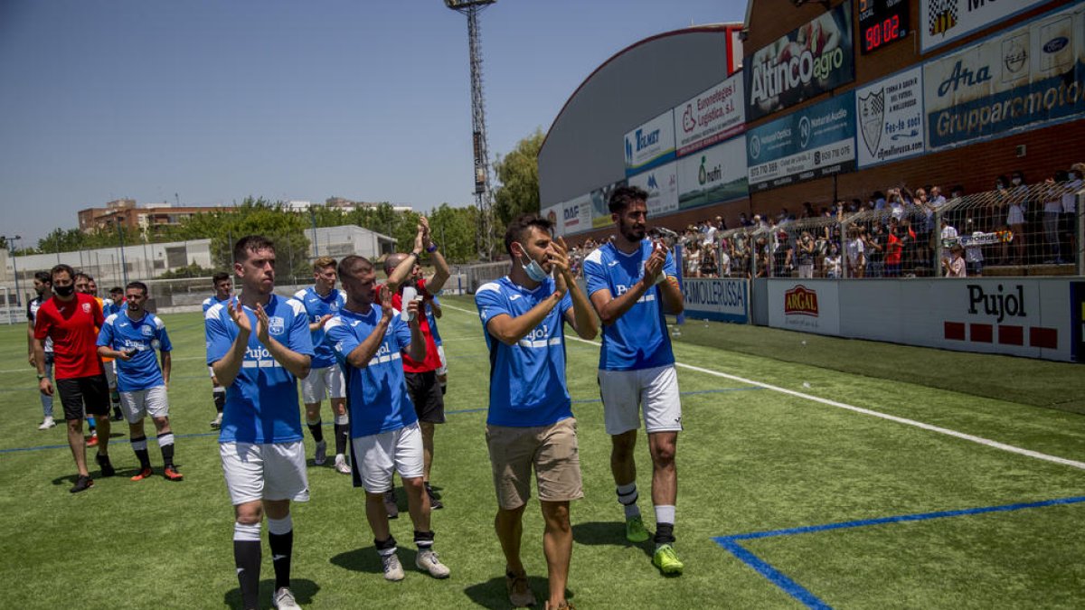 Els jugadors del Borges aplaudeixen els seus aficionats, que no els van deixar sols en un partit decisiu.