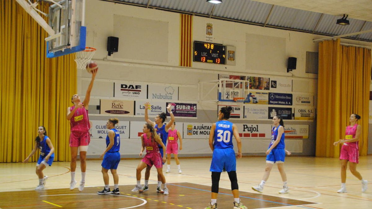 Irati Etxarri executa una safata durant el partit d’ahir a Mollerussa.