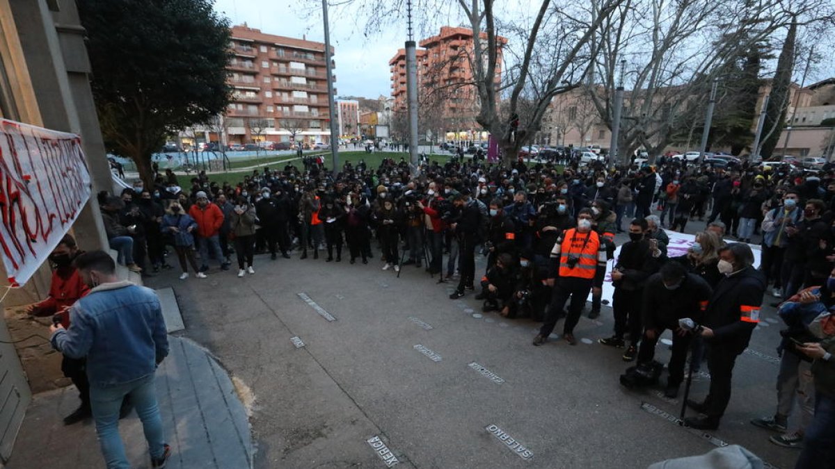 Hasél se encierra en el Rectorado de la UdL y llega la orden de detención