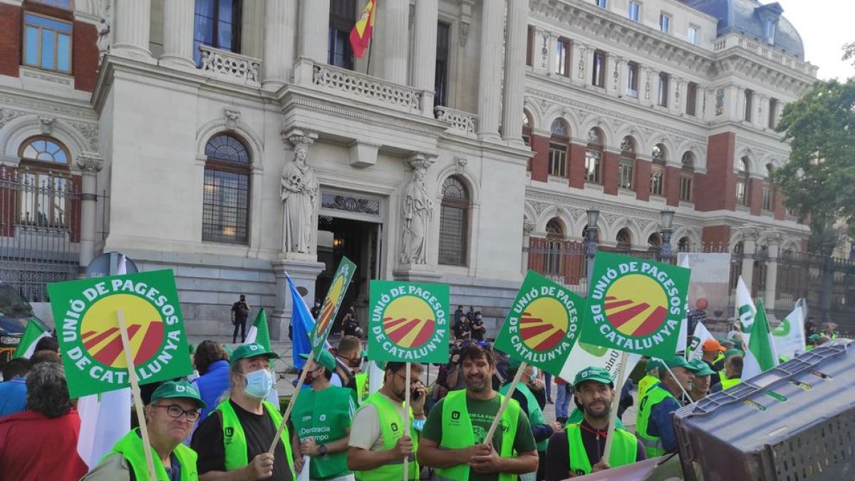 Protesta ante el ministerio de Agricultura en Madrid, ayer.