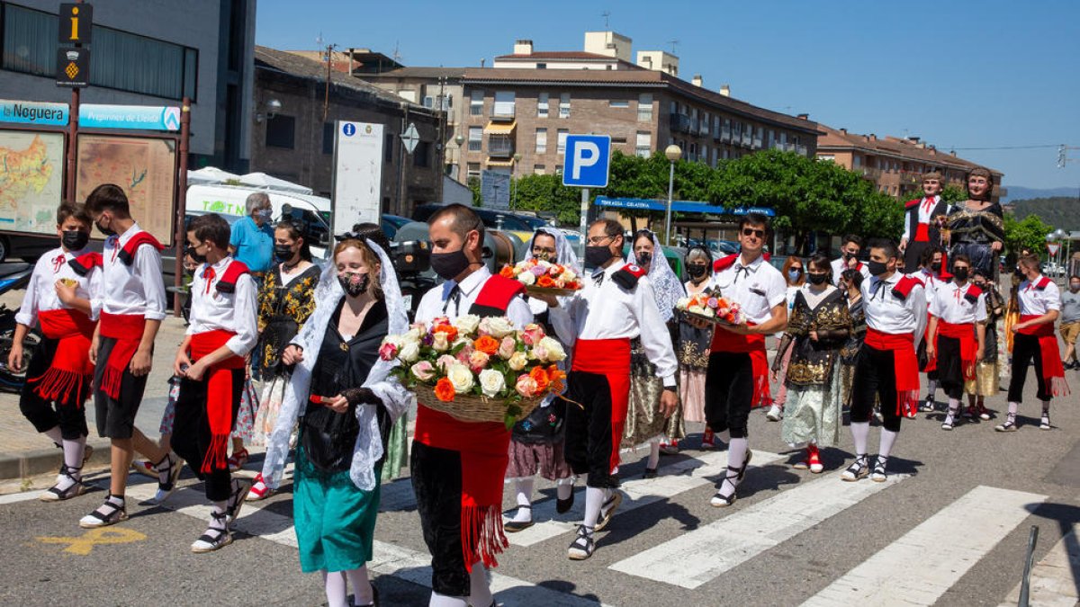 Decenas de vecinos de Ponts participaron ayer en una Festa del Roser adaptada a la pandemia.