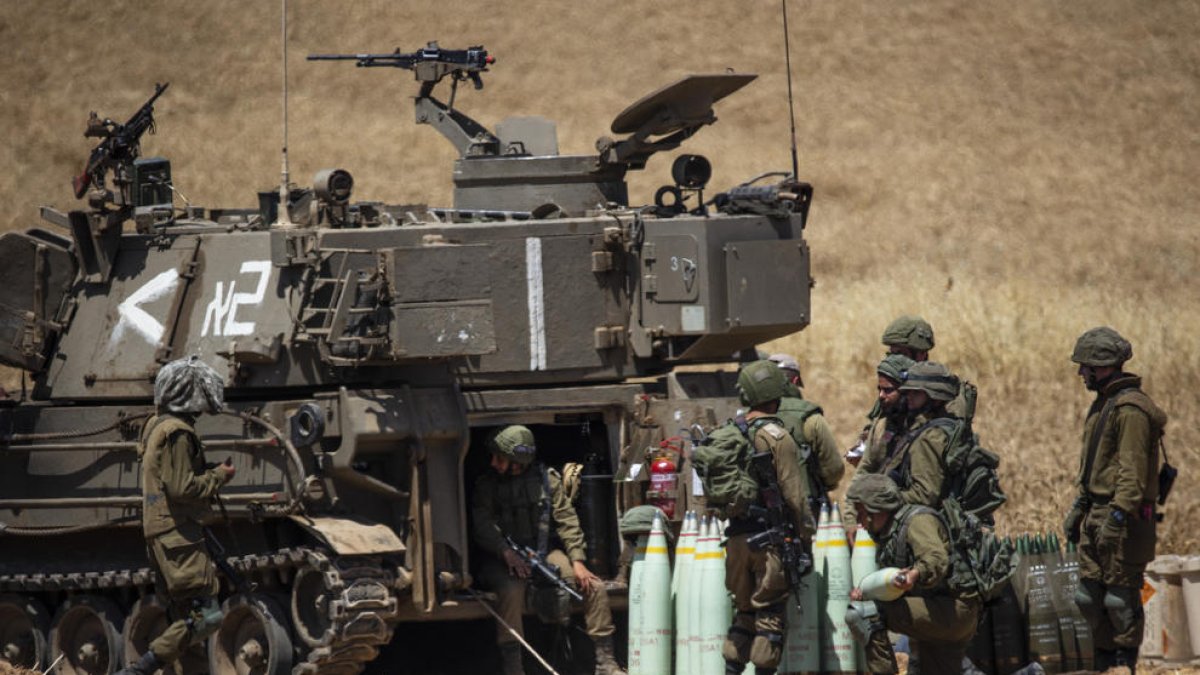 L’Exèrcit israelià ataca amb artilleria des de la frontera amb Gaza.