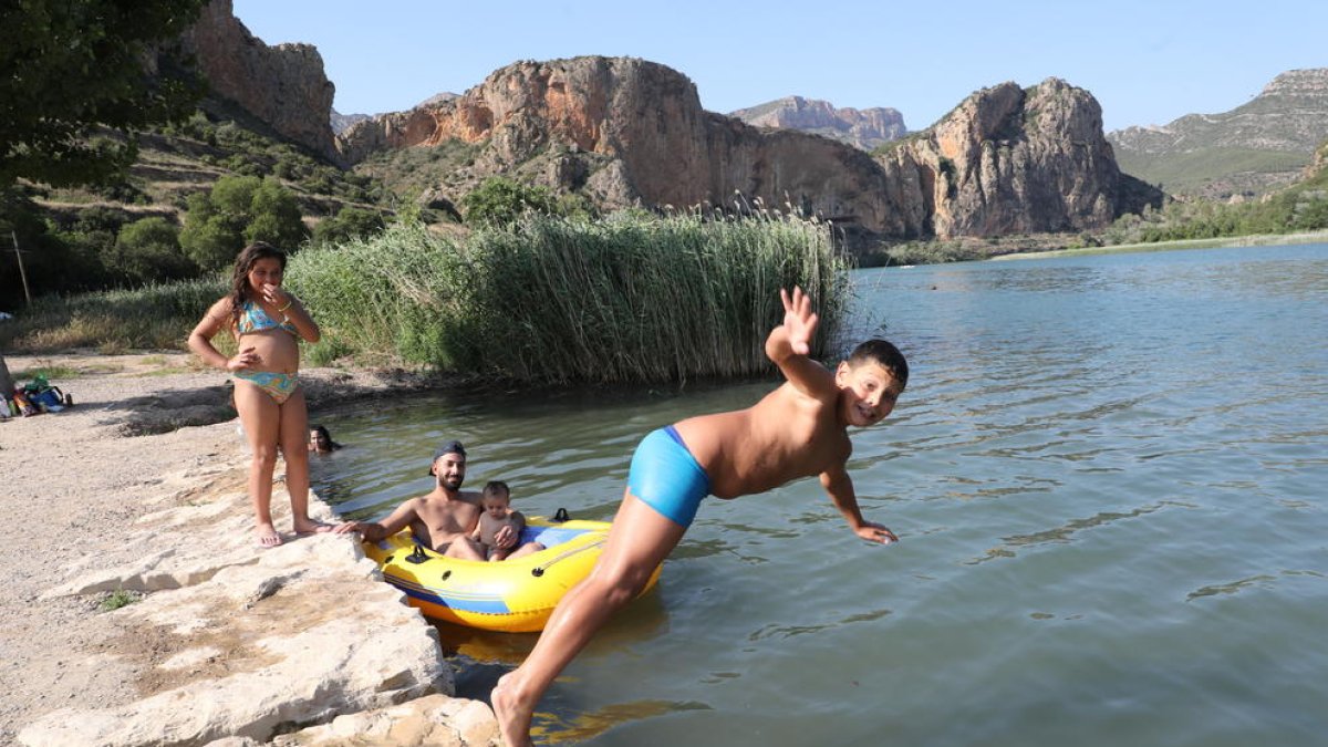 Afluencia de bañistas ayer huyendo del calor en Sant Llorenç de Montgai, en la imagen.
